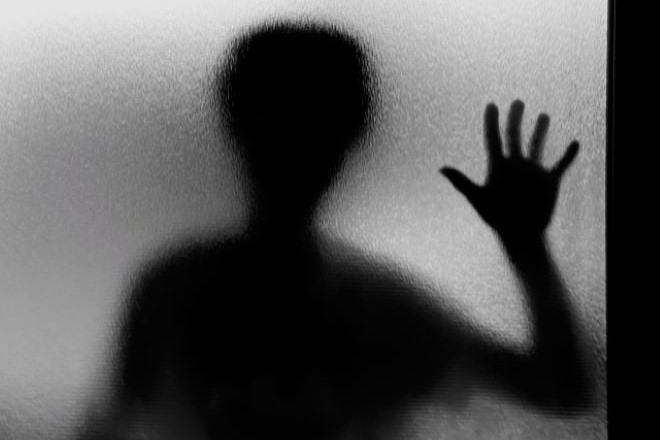 一人暮らしの母は「大丈夫」と言うけれど…隣人の異常行動が不安|引っ越し判断のために娘が頼んだ探偵調査