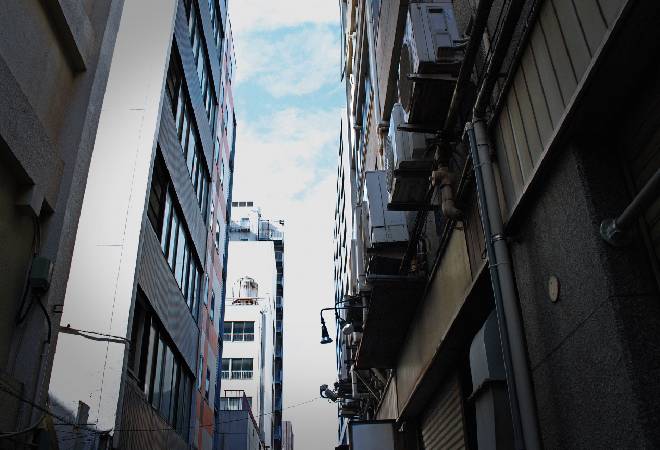 ビルの谷間。