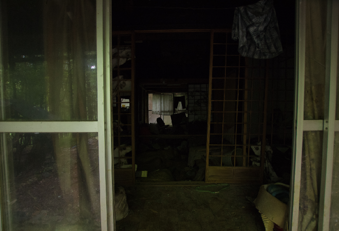 荒らされた家屋の画像。