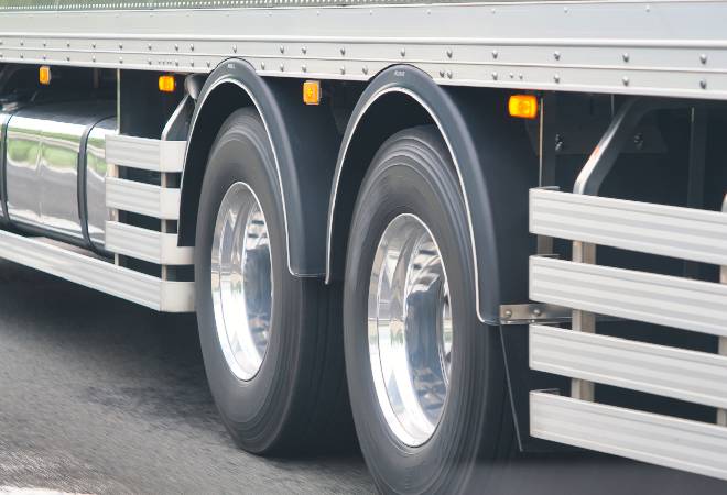 道路を走行する大型トラックのタイヤ。