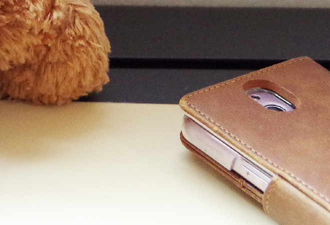 ぬいぐるみとスマホの一部分が映った画像。