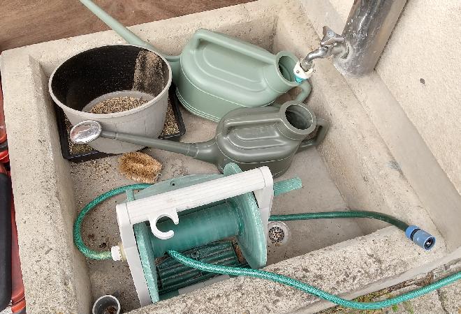 ジョウロとホース。