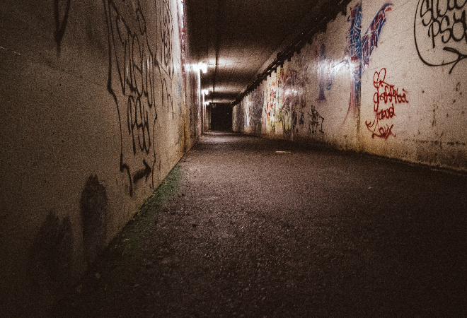 暗い地下道。