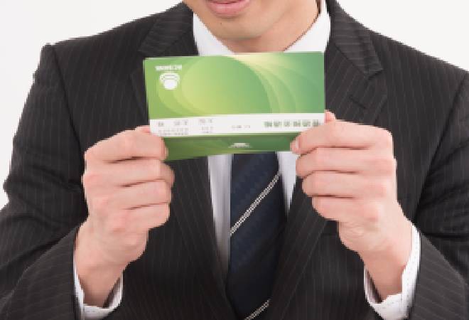 通帳を見ている男性。