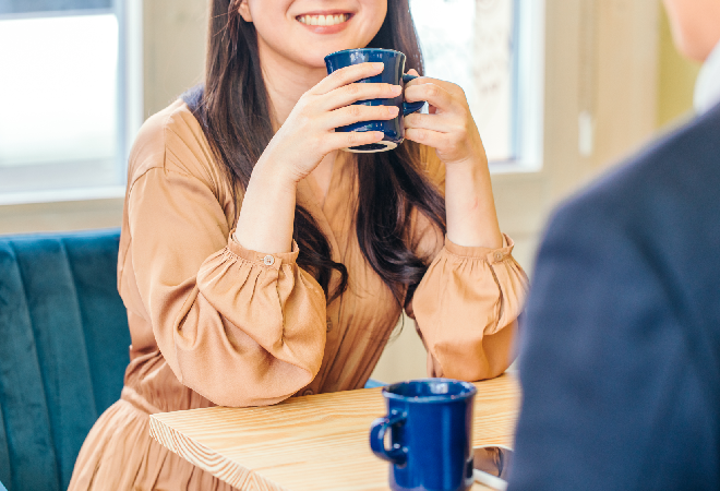 カフェで楽しそうに話す男女。