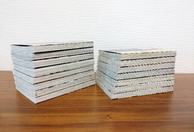 積み上げられた漫画本。