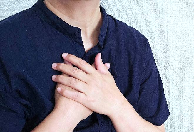 心配している中年女性。