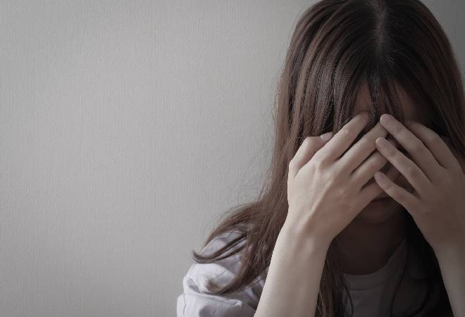 頭を抱える女性の姿。