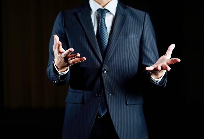 怪しいスーツの男性の姿。