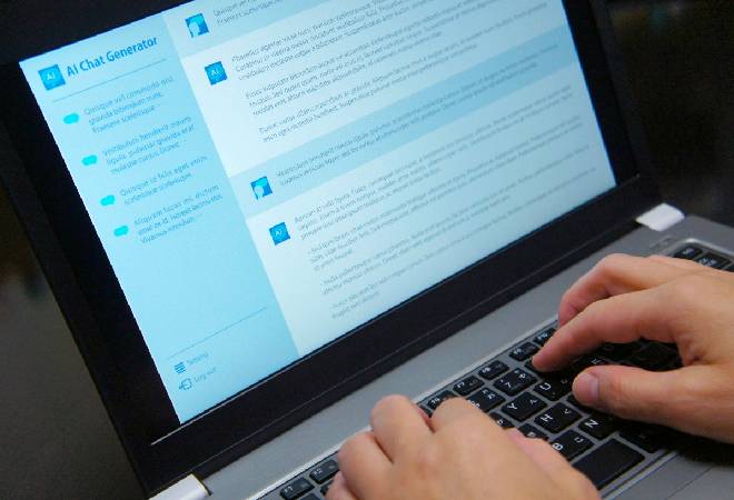 AIチャットアプリを操作する手。