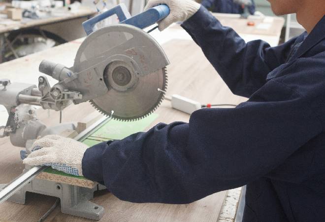 工場で働く外国人労働者の姿。