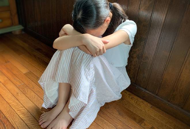 泣く小学生の姿。